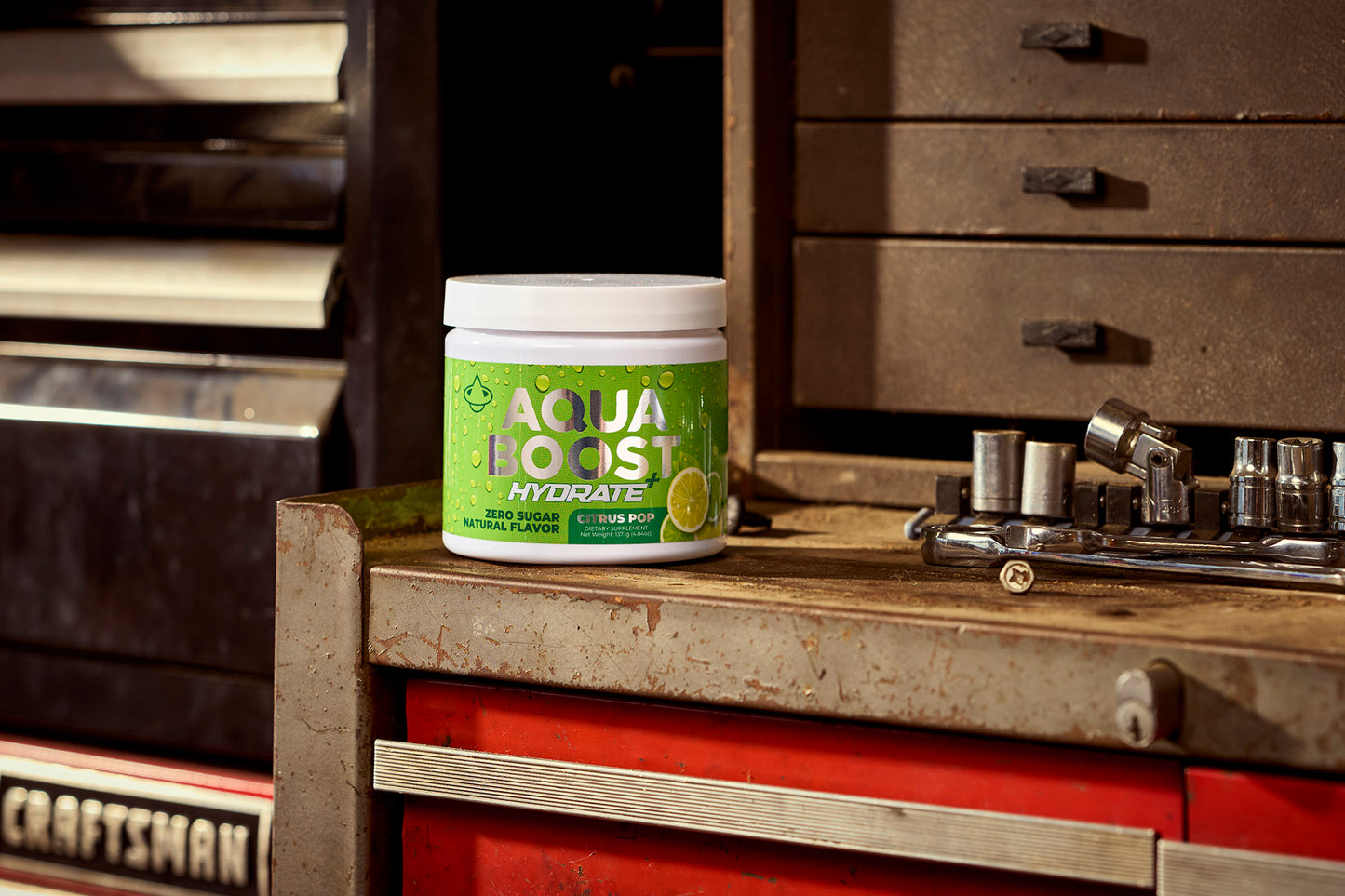 Aqua Boost Hydrate+ hydration powder drink mix. Citrus Lemon-Lime flavor. 835mg of Electrolytes, vitamin C, Vitamin B12, Vitamin B6, Magnesium, Potassium, Zinc, and Sodium. Jobsite hydration, work place hydration drink, blue collar and working class